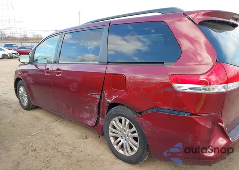2014 Toyota Sienna Xle V6 8 Passenger z USA, uszkodzony, nr VIN 5TDYK3DCXES513778